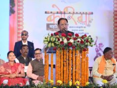 मुख्यमंत्री श्री विष्णु देव साय ने बैकुंठपुर में तीन दिवसीय सांस्कृतिक आयोजन कोरिया महोत्सव का शुभारंभ करते हुए कोरिया जिलेवासियों को 156 करोड़ रुपये से अधिक के विकास कार्यों की ऐतिहासिक सौगात दी। इस अवसर पर उन्होंने 70 करोड़ रुपये से अधिक लागत के 104 कार्यों का लोकार्पण तथा 85 करोड़ 54 लाख रुपये से अधिक के 40 कार्यों का भूमिपूजन एवं शिलान्यास किया। मुख्यमंत्री ने कहा कि यह विकास कार्य केवल निर्माण परियोजनाएँ नहीं, बल्कि कोरिया जिले की समृद्धि, आत्मनिर्भरता और उज्ज्वल भविष्य के मजबूत आधार स्तंभ हैं। मुख्यमंत्री श्री साय ने अपने संबोधन में कहा कि छत्तीसगढ़ को संपन्न और समृद्ध प्रदेश के रूप में विकसित करना राज्य सरकार की सर्वोच्च प्राथमिकता है। उन्होंने कहा कि प्रदेश कृषि प्रधान राज्य है और किसानों के हितों को ध्यान में रखते हुए सरकार लगातार ऐतिहासिक निर्णय ले रही है। राज्य सरकार ने अपने अधिकांश वादों को अल्प समय में पूरा कर दिखाया है तथा प्रधानमंत्री श्री नरेंद्र मोदी द्वारा प्रदेश की जनता से किए गए विकास संबंधी वादों को भी दो वर्षों के भीतर धरातल पर उतारा गया है। उन्होंने विश्वास व्यक्त किया कि आने वाले समय में सभी शेष संकल्प भी पूर्ण किए जाएंगे। मुख्यमंत्री ने कहा कि हमारी सरकार बनने के बाद पहली कैबिनेट बैठक में 18 लाख प्रधानमंत्री आवासों की स्वीकृति प्रदान की गई थी और अब उनके निर्माण कार्य तेजी से जारी हैं। उन्होंने बस्तर क्षेत्र का उल्लेख करते हुए कहा कि वर्षों तक नक्सलवाद से प्रभावित रहने के कारण यह क्षेत्र विकास से वंचित रहा, लेकिन डबल इंजन सरकार के प्रयासों से नक्सल उन्मूलन में अभूतपूर्व सफलता मिली है। आज बस्तर के गांव-गांव में सड़क, अस्पताल और स्कूल खुल रहे हैं तथा उजड़े हुए गांव पुनः आबाद हो रहे हैं। उन्होंने बताया कि बस्तर में नियद नेल्ला नार योजना प्रारंभ की गई है, जिससे विकास कार्यों को गति मिली है। मुख्यमंत्री श्री साय ने किसानों के हित में लिए गए निर्णयों का उल्लेख करते हुए कहा कि प्रदेश में प्रति एकड़ 21 क्विंटल धान खरीदी और 3100 रुपये प्रति क्विंटल समर्थन मूल्य दिया जा रहा है। हाल ही में खरीदे गए धान की अंतर राशि होली से पहले किसानों के खातों में स्थानांतरित कर दी जाएगी, जिसके अंतर्गत लगभग 10 हजार करोड़ रुपये किसानों को मिलेंगे। उन्होंने कहा कि महतारी वंदन योजना के तहत प्रदेश की 70 लाख महिलाओं को प्रतिमाह एक हजार रुपये प्रदान किए जा रहे हैं और अब तक लगभग 15 हजार करोड़ रुपये वितरित किए जा चुके हैं। मुख्यमंत्री ने कहा कि राज्य सरकार ने दो वर्षों में पारदर्शी प्रशासन की दिशा में उल्लेखनीय कार्य किए हैं। सरकारी प्रक्रियाओं को डिजिटल सिस्टम से मजबूत बनाया गया है तथा पीएससी भर्ती प्रक्रिया को पूर्ण पारदर्शिता के साथ संचालित किया जा रहा है। उन्होंने कहा कि पूर्व में हुई गड़बड़ियों की जांच सीबीआई द्वारा कराई जा रही है और दोषियों पर कठोर कार्रवाई की जा रही है। मुख्यमंत्री श्री साय ने प्रदेश की प्राकृतिक संपदा का उल्लेख करते हुए कहा कि छत्तीसगढ़ खनिज और वन संपदा से भरपूर है तथा खनिजों के वैल्यू एडिशन पर विशेष जोर देकर आर्थिक विकास को नई दिशा दी जा रही है। मुख्यमंत्री श्री साय ने कहा कि कोरिया जिले में पर्यटन की बेहद संभावनाएं हैं। उन्होंने जिले के विकास को गति देने के लिए देवगढ़ छुरी धाम को पर्यटन क्षेत्र के रूप में विकसित करने, पुलिस चौकी पोड़ी को थाना का दर्जा देने, पुलिस सहायता केंद्र पंडोपारा को चौकी में उन्नत करने, पीडब्ल्यूडी कार्यालय भवन एवं जिला पुरातत्व कार्यालय स्थापित करने तथा फूलपुर में अधोसंरचना निर्माण एवं ट्रांजिट हॉस्टल निर्माण की घोषणा की। मुख्यमंत्री ने जिले में आवागमन सुविधा सुदृढ़ करने के लिए कई सड़क और पुल-पुलिया निर्माण कार्यों की भी घोषणा की। उन्होंने कोरिया से छिंदया शिवपुर गांव तक लगभग 8 करोड़ रुपये की लागत से पुल-पुलिया निर्माण, कुषहा से घुघरा मार्ग पर 6 करोड़ रुपये की लागत से पुल-पुलिया निर्माण तथा 18 करोड़ रुपये की लागत से सलका बाईपास निर्माण की घोषणा की। उन्होंने कहा कि बेहतर कनेक्टिविटी से आर्थिक गतिविधियों को नई गति मिलेगी और ग्रामीण क्षेत्रों का विकास तेज होगा। कार्यक्रम को संबोधित करते हुए कृषि मंत्री श्री रामविचार नेताम ने कोरिया महोत्सव को जिले का विशेष तिहार बताते हुए मुख्यमंत्री को विकास कार्यों के लिए धन्यवाद दिया। महिला एवं बाल विकास मंत्री श्रीमती लक्ष्मी राजवाड़े ने कहा कि महिलाओं को आत्मनिर्भर बनाने के लिए कई योजनाएँ संचालित की जा रही हैं तथा मुख्यमंत्री द्वारा जिले की छह महिलाओं को पिंक ई-रिक्शा प्रदान करना सशक्तिकरण की दिशा में महत्वपूर्ण पहल है। स्वास्थ्य मंत्री श्री श्याम बिहारी जायसवाल ने सांस्कृतिक आयोजन को स्थानीय प्रतिभाओं के लिए महत्वपूर्ण मंच बताया। इस अवसर पर विधायक श्री भैयालाल राजवाड़े सहित अन्य जनप्रतिनिधियों ने मुख्यमंत्री का आभार व्यक्त करते हुए कहा कि 156 करोड़ रुपये के विकास कार्यों से जिले के विकास को नई दिशा मिलेगी। कार्यक्रम में संभागायुक्त श्री नरेंद्र दुग्गा, आईजी श्री दीपक झा, जिला पंचायत अध्यक्ष श्री मोहित पैकरा, कलेक्टर श्रीमती चंदन त्रिपाठी, एसपी श्री रविकुमार कुर्रे, जिला पंचायत सीईओ डॉ. आशुतोष चतुर्वेदी सहित बड़ी संख्या में जनप्रतिनिधि एवं जिलेवासी उपस्थित थे।