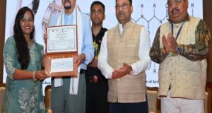 अपनी भावनाओं, दुख और खुशी को व्यक्त करने का सबसे सरल और सशक्त माध्यम हमारी मातृभाषा होती है-श्री डेका