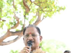 आम की छांव में मुख्यमंत्री की चौपाल : खाट पर बैठे, ग्रामीणों की सुनी बात, मौके पर दिए समाधान
