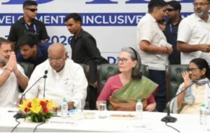 राहुल ने जोड़े हाथ, तो मुस्कुरा उठीं ममता, इंडिया ब्लॉक की दिल्ली बैठक की पूरी इनसाइड स्टोरी, किस नेता को कहां मिली सीट