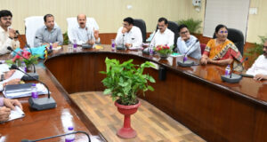 कृषि उत्पादन आयुक्त श्री परदेशी ने किया कृषि विश्वविद्यालय का दौरा