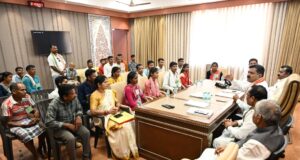 उप मुख्यमंत्री श्री विजय शर्मा ने नक्सल प्रकरणों की वापसी को लेकर बस्तर के युवाओं से की मुलाकात