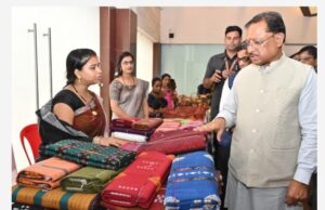 करघे से कमाई तक: धमतरी के ग्राम नारी की बुनकर महिलाओं ने लिखी आत्मनिर्भरता की नई इबारत