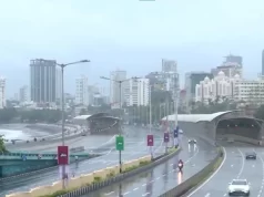 भारी बारिश से थमी Mumbai की रफ्तार, Local Trains की धीमी चाल, कई Flights का रूट बदला गया