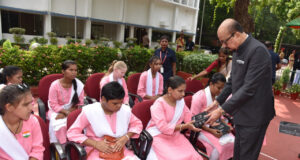 राज्यपाल ने स्वतंत्रता दिवस पर नेत्रहीन छात्राओं को स्मार्ट स्टिक प्रदान किया