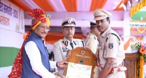 मुख्यमंत्री श्री विष्णु देव साय के करकमलों से उत्कृष्ट सेवा के लिए सम्मानित हुए पुलिस एवं नगर सेना के अधिकारी-कर्मचारी