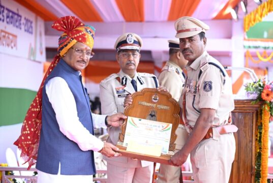 मुख्यमंत्री श्री विष्णु देव साय के करकमलों से उत्कृष्ट सेवा के लिए सम्मानित हुए पुलिस एवं नगर सेना के अधिकारी-कर्मचारी