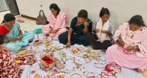 स्थानीय संसाधन और महिलाओं के कौशल से बन रही आकर्षक राखी