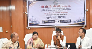 वित्त मंत्री श्री ओ.पी. चौधरी ने ली जांजगीर.चांपा जिले के जिला स्तरीय अधिकारियों की समीक्षा बैठक