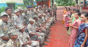 जहां कभी बंदूक थी, वहां बंधा रिश्तों का धागा…