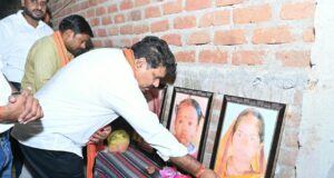 उप मुख्यमंत्री श्री विजय शर्मा ने महाराष्ट्र सड़क हादसे में मृतकों के परिजनों से मिलकर व्यक्त की संवेदना