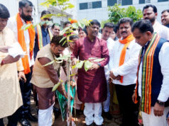 सेवा संकल्प अभियान : उप मुख्यमंत्री श्री विजय शर्मा ने महारानी अस्पताल जगदलपुर में किया रक्तदान