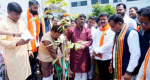 सेवा संकल्प अभियान : उप मुख्यमंत्री श्री विजय शर्मा ने महारानी अस्पताल जगदलपुर में किया रक्तदान