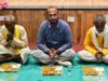 नेवता भोज में दिखी सामाजिक समरसता की मिसाल, एक साथ बैठे बैगा पुजारी, जनप्रतिनिधि और अधिकारी
