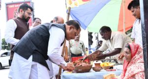 सड़क किनारे पसरे पर अचानक पहुंचे मुख्यमंत्री श्री विष्णु देव साय, मीरा के पसरे से खरीदा ‘आशीर्वाद का दीया