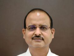 कुरूद की ग्राम पंचायतों में योजनाओं और विकास कार्यों का आयुक्त श्री तारन प्रकाश सिन्हा ने किया निरीक्षण