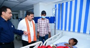 उप मुख्यमंत्री श्री विजय शर्मा ने अस्पताल पहुंचकर जाना सड़क हादसे में घायलों का हाल