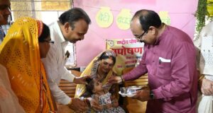 ‘बच्चों के अंदर अपना बचपना ढूंढता हूं…’ : जमीन पर बैठकर बच्चों संग खेले श्री अरुण साव