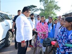 शिक्षा मंत्री श्री गजेन्द्र यादव स्कूल से घर लौट रहे स्कूली बच्चों के बीच पहुंचकर सहज संवाद में जानी पढ़ाई और स्कूल की जरूरतें