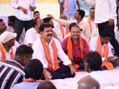 ग्रामीणों के बीच जमीन पर बैठकर उप मुख्यमंत्री ने किया आत्मीय संवाद, 74.80 लाख रुपए के विकास कार्यों की दी सौगात